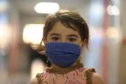 همکاری کودکان در پویش همگانی «من ماسک می زنم» در بیمارستان مرکز طبی کودکان